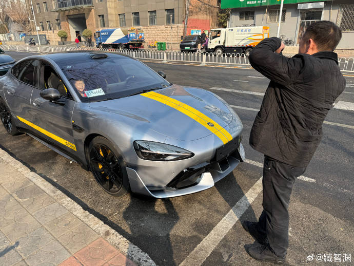 小孩哥下樓看小米SU7 Ultra<strong></p>
<p>不銹鋼板廠
</strong>，沖回家拿車模送車主:不銹鋼板廠
